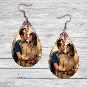 Anthony & Kate Kiss: Bridgerton Teardrop Earring